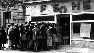 Foto: Archiv der Stadt Linz Warteschlange vor Kiosk