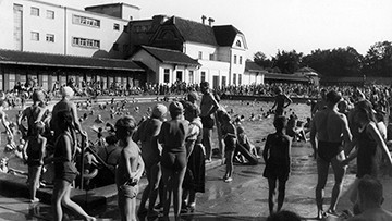 Foto: Archiv der Stadt Linz Parkbad mit vielen Besuchern