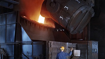 Foto: Archiv der Stadt Linz Arbeiter vor Hochofen