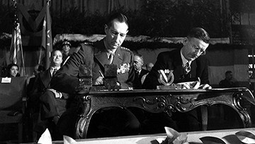 Foto: Archiv der Stadt Linz Unterzeichnung der VOEST-Übergabe