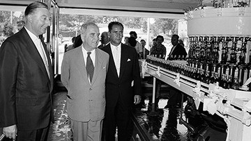 Foto: Archiv der Stadt Linz Eröffnungsfeier Coca-Cola-Fabrik