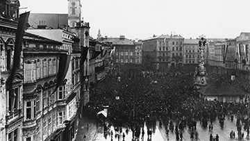 Foto: Archiv der Stadt Linz Versammlung am Hauptplatz zur Republikkundgabe