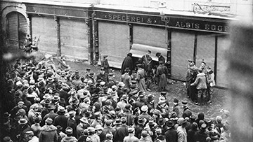 Foto: Stadtmuseum Nordico Plünderung eines Geschäfts an der Landstraße
