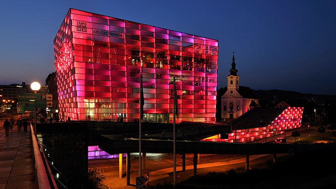 Foto: Archiv der Stadt Linz Das Ars Electronica Center bei Nacht