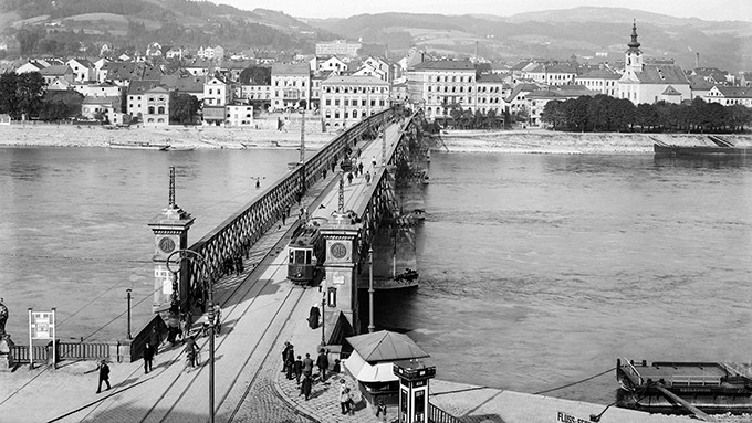 Foto: Archiv der Stadt Linz Die neue Brücke aus Eisen