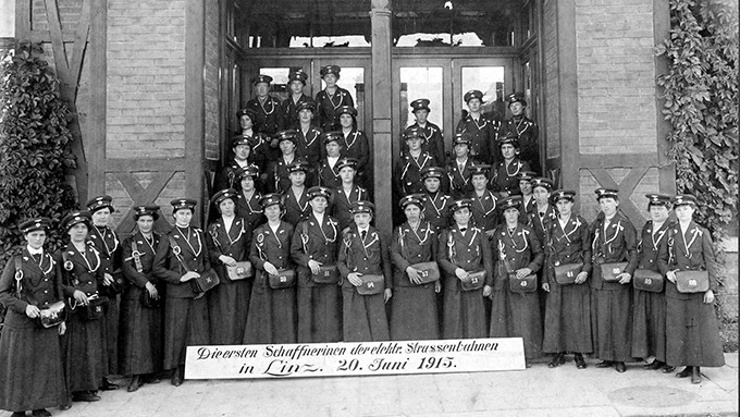 Foto: Archiv der Stadt Linz Straßenbahnschaffnerinnen