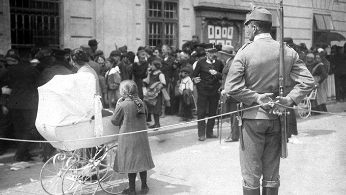 Foto: Archiv der Stadt Linz Lebensmittelverkauf