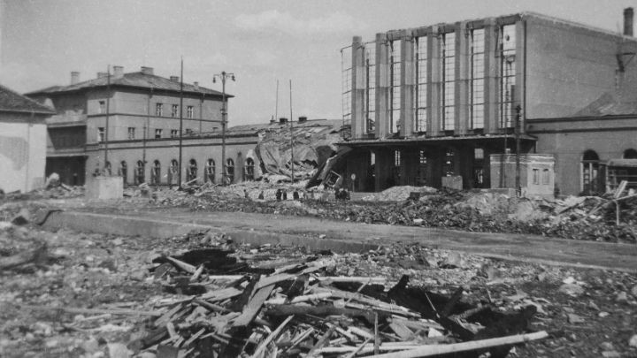 Foto: Archiv der Stadt Linz Bild des Linzer Hauptbahnhofes mit Bomenschäden.