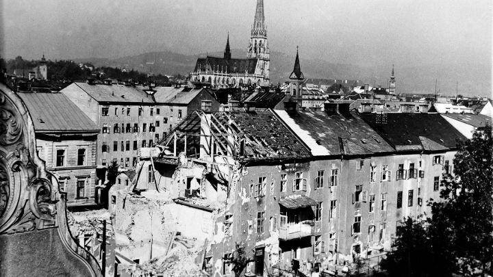 Foto: Archiv der Stadt Linz Blick auf die Rainerstrassemit Bombenschäden.
