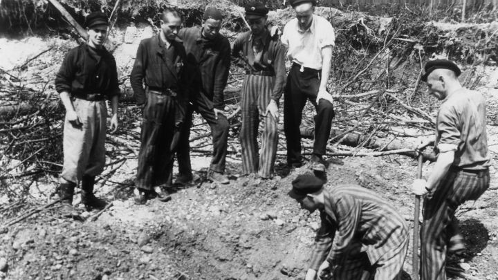 Foto: U.S. Holocaust Memorial Museum Zwangsarbeiter bergen einen Toten.