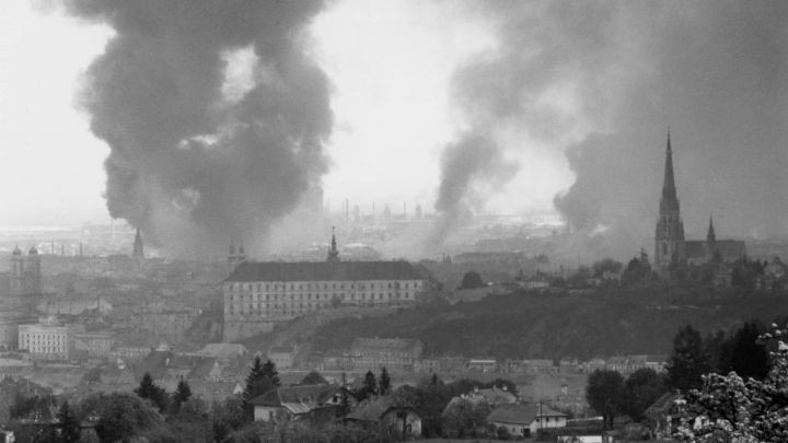 Foto: Archiv der Stadt Linz Vom Pöstlingberg aus aufgenommenes Panorama von Linz nach dem letzten großen Luftangriff vom 25. April 1945.