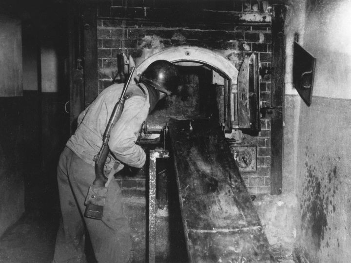 Foto: US Holocaust Memorial Museum KZ_Mauthausen_Soldat_Verbrennungsofen_Foto_US_Holocaust_Memorial_Museum