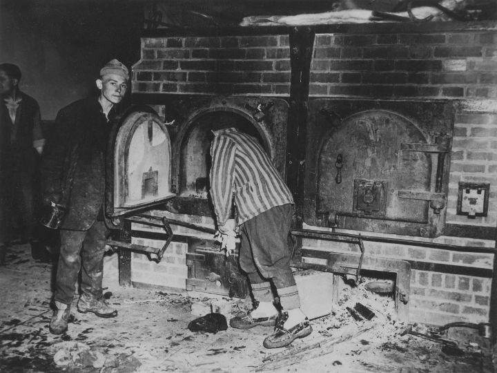 Foto: US Holocaust Memorial Museum KZ_Mauthausen_Ueberlebende_Krematorium_Foto_US_Holocaust_Memorial_Museum