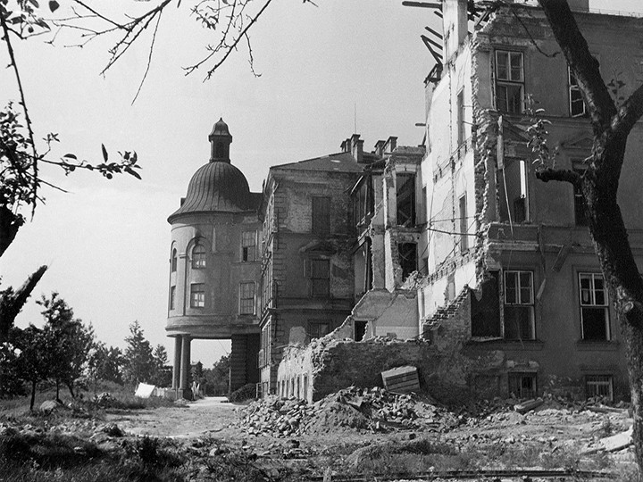 Foto: Archiv der Stadt Linz 2_Bombenschaeden_AKH_Foto_Archiv_der_Stadt_Linz