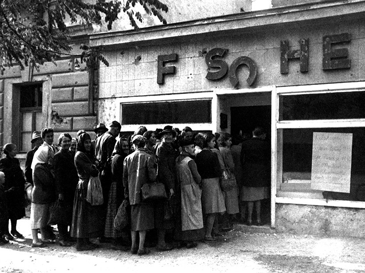 Foto: Archiv der Stadt Linz 1_Anstellen_um_Lebensmittel_nach_Kriegsende_Foto_Archiv_der_Stadt_Linz