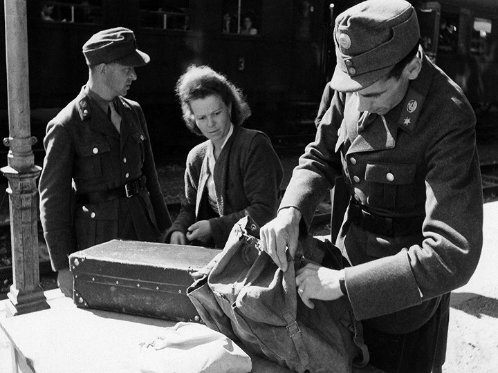 Foto: Archiv der Stadt Linz 6_1946_Gepaeckskontrolle_Bahnhof_Foto_Archiv_der_Stadt_Linz