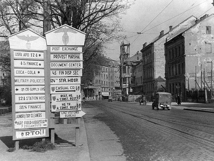 Foto: Archiv der Stadt Linz 11_1947.04_Amerikanische_Wegweiser_Foto_Archiv_der_Stadt_Linz_1