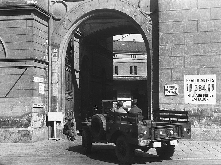 Foto: Archiv der Stadt Linz 2_1946.07_Amerikanisches_Quartier_Hauptzollamt_Foto_Archiv_der_Stadt_Linz