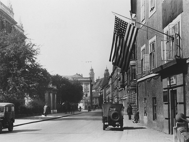 Foto: Archiv der Stadt Linz 4_1946.07_Amerikanische_Dienststelle_Museumstrasse_0_Foto_Archiv_der_Stadt_Linz_1