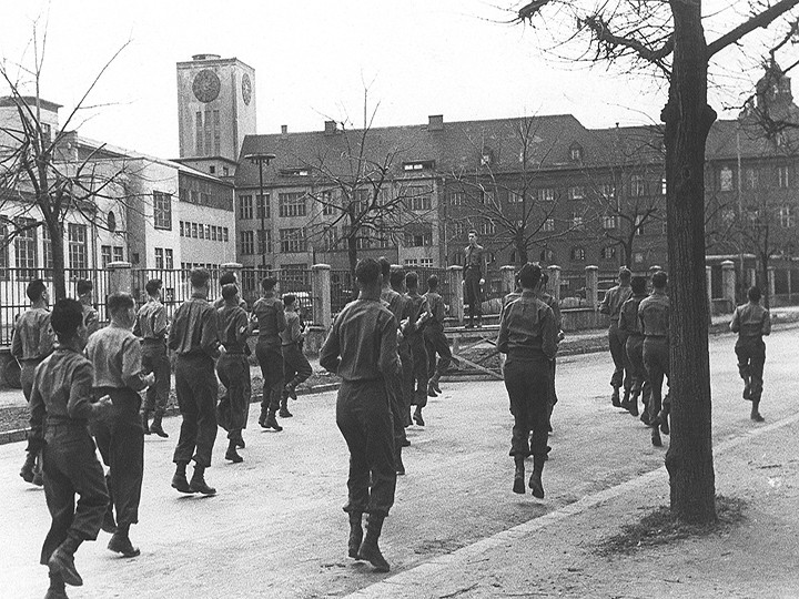 Foto: Archiv der Stadt Linz 7_1947.03_Amerikanische_Soldaten_beim_Sport_Krankenhausstrasse_6_Foto_Archiv_der_Stadt_Linz_1