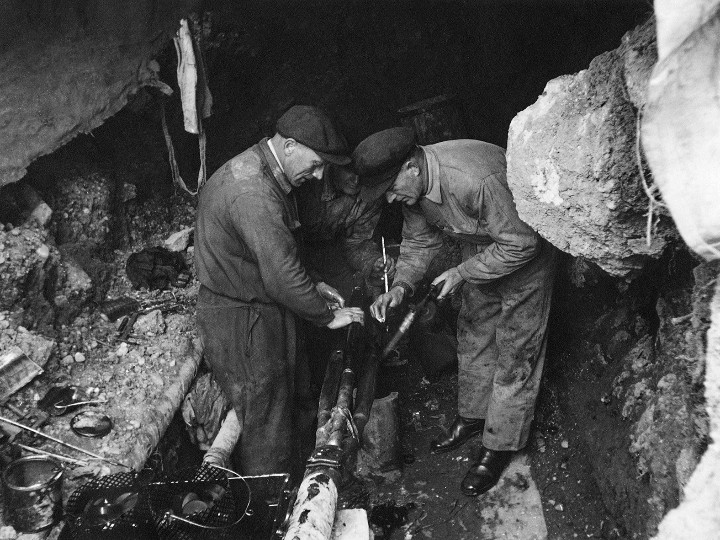 Foto: Archiv der Stadt Linz 10_Wiederaufbau_1946_Kabelarbeiten_Foto_Archiv_der_Stadt_Linz_slider