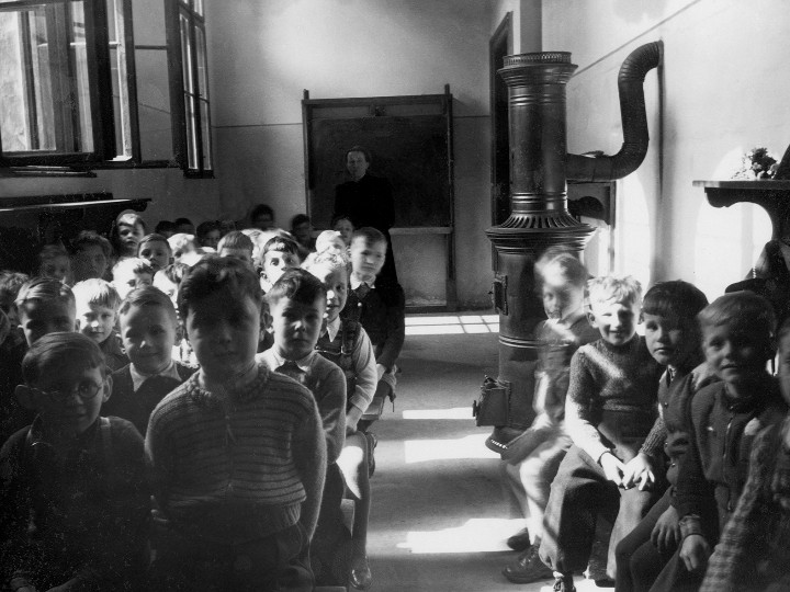 Foto: Archiv der Stadt Linz 1_1950_Schulraumnot_Mozartschule_Klassenzimmer_Kellergang_Foto_Archiv_der_Stadt_Linz_slider