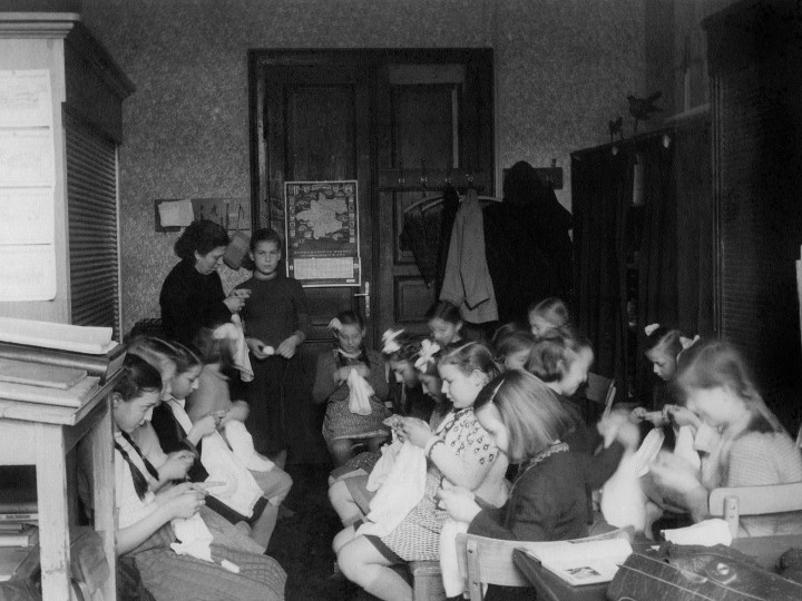 Foto: Archiv der Stadt Linz 2_1950_Schulraumnot_Mozartschule_Lehrmittelzimmer_Foto_Archiv_der_Stadt_Linz_slider