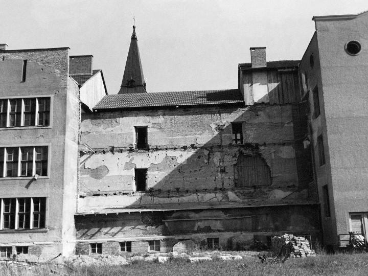 Foto: Archiv der Stadt Linz 6_Bombenschaden_1946_Kleinmuenchen_Schule_Foto_Archiv_der_Stadt_Linz_slider