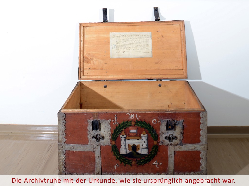 Archiv der Stadt Linz Die Archivtruhe mit der Urkunde, wie sie ursprünglich angebracht wurde.