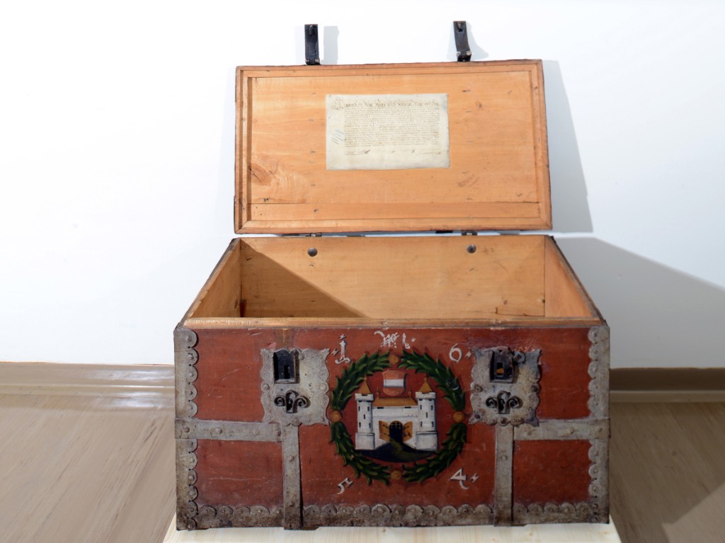 Archiv der Stadt Linz Die Archivtruhe mit der Urkunde, wie sie ursprünglich angebracht war.