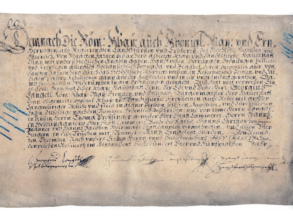 Archiv der Stadt Linz Die Urkunde, die am Truhendeckel angebracht war.