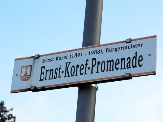 Straßenschild Ernst-Koref-Promenade 