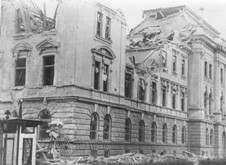 Von Bombentreffern schwer beschädigtes Gebäude des Landesgerichts für Strafsachen Graz