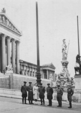 Rotarmisten vor dem Parlament in Wien im Jahr 1945