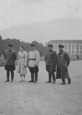 Soldaten der Roten Armee vor dem Schloss Schönbrunn
